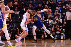 关于萨克拉门托国王训练开放日；窗口期完成体检引欢呼；NBA常规赛在即；心理建设被强调的信息